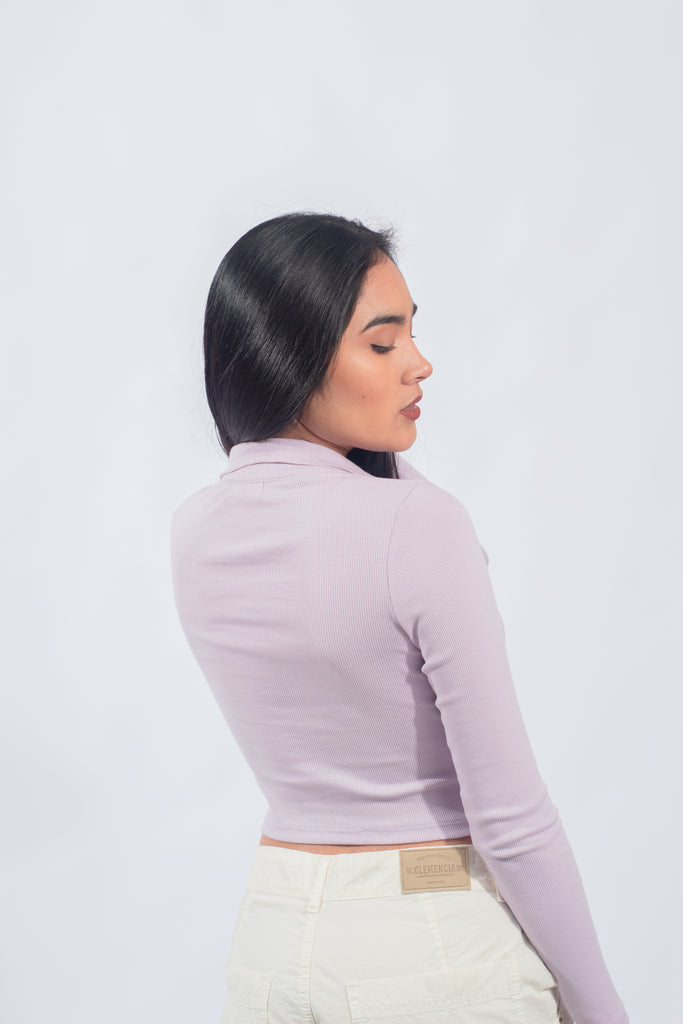 Detalle de un top manga larga en color lila con cuello camisero, ideal para mujeres jóvenes con un estilo sutil y minimalista.