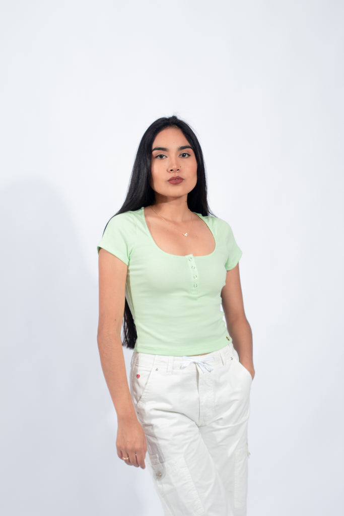 Polo básico con botones en tono verde menta, ideal para mujeres jóvenes buscando un estilo casual y fresco.