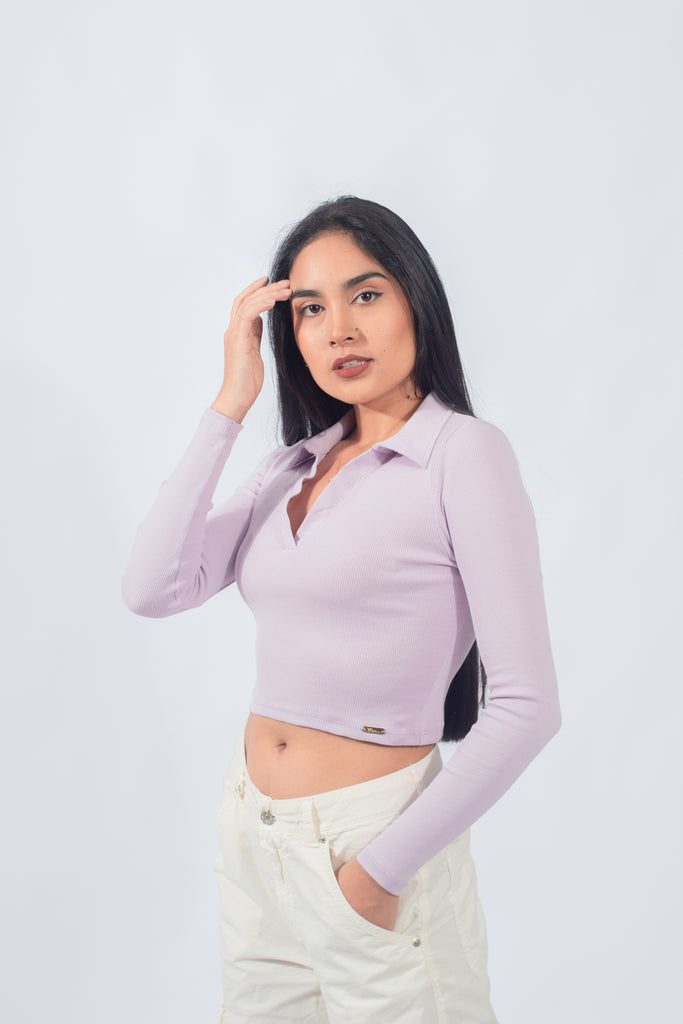 Detalle de un top manga larga en color lila con cuello camisero, ideal para mujeres jóvenes con un estilo sutil y minimalista.